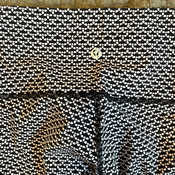 Lululemon patterned wunder under training leggings size 2, like new - Picture 2 of 4